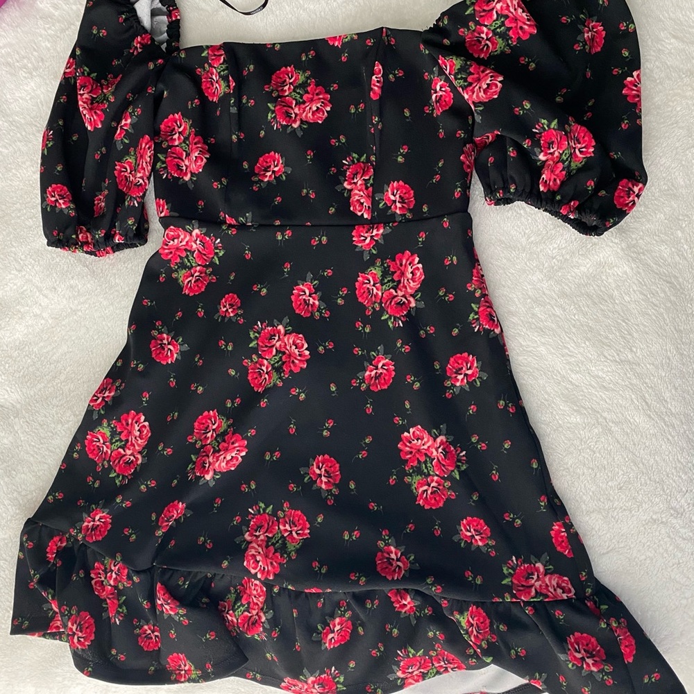 Forever21 puff sleeve black dress with red roses